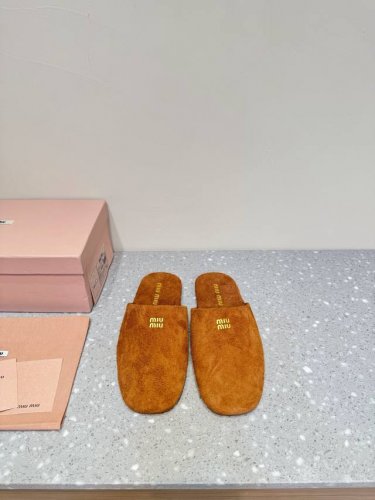 Miu Miu 24Ss 秋冬系列穆勒鞋 懒人拖鞋 Miu真的太少女啦，第一眼看到这个鞋子就有种软绵绵的感觉，简单而带点复古气息随意搭配都好看！以极简风格为主，
