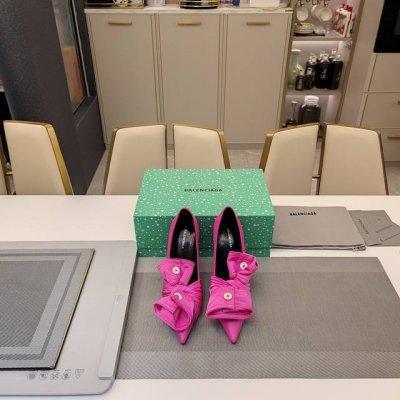 Balenciaga2024秋冬爆单款，隆重上市，新品发售 秀场专卖订制款 。 2024官方限量版“磁铁盒”节日雪花礼品包装配套 全新单色包装盒，省去p图烦恼