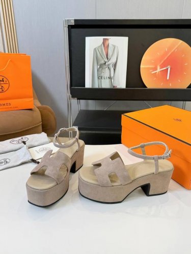 HermèS 爱马仕经典防水台H 坡跟厚底凉鞋 极约复古的设计 浓厚的异域风情 时髦感十足、随便上脚都很有腔调 简简单单的款式随便搭配一下高级感就很棒 百搭的颜