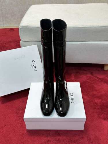 代购级 短靴 长靴 白色定做 Celine 赛琳 24Ss秋冬新品 粗跟 短靴 塞琳这一季好看的款式真的是很多 比如这款军靴就很机车风 重点夸夸靴筒设计 完全不