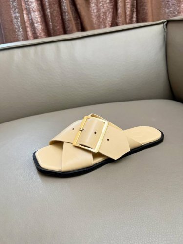 上新啦，Loewe｜罗意威5 春夏新品本季单品超级有意思全网都火爆了，上脚超nice今年时髦必备单品 Go 材质： 原版开模五金扣鞋面：进口小牛皮内里：羊皮里
