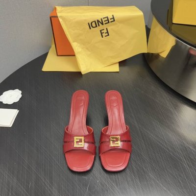 出厂:390《独家顶级版本》 f*Endi芬*迪24春夏秀场新款凉鞋系列…… 【方圆头F扣矮跟凉拖】 每年必备Ff拖今年还加了新的系列，美到无法言喻 绝好的穿着