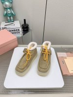 出厂毛里 绒里 ..高版本 Miu Miu24秋冬新款厚底高帮鞋低调简约的设计拥有了不受限的百搭谁穿谁好看的小白鞋，倘若你也是miumiu的粉丝，那么今年夏天又