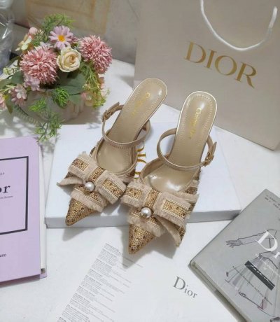 出厂价Pp皮底 ，橡胶330 Adiorable 高跟穆勒鞋来自 Dior Or 限定系列，时髦优雅。棉质鞋面饰以银色金属光泽线刺绣并以同色调仿水晶包覆，正面饰