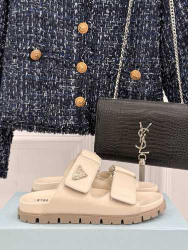 厂价 Prada 普拉达经典春夏新品魔术贴三角标拖鞋夏天最值得入手的简约单品自带高级气场的拖鞋也非常容易驾驭非常舒适好穿！ Go 材质： 鞋面采用进口小羊皮内里