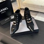 Chane*｜小香24B秋冬新品尖头短靴 自带氛围感又显高级 堪称史上最美的马丁靴了 鞋带装饰双c珍珠宝石重金属扣 日常随心搭配裙子 裤子都无敌美！ 精致优雅女