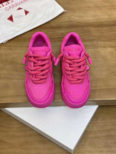 售 价: ￥ 顶级品质 商品商标：Valentin* 华伦天奴* 低帮休闲鞋 正码码数: 35-44 可订做45 商品材料：鞋面进口头层牛皮，水染牛皮内里，原版