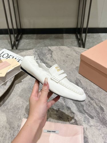 平底 中跟10Miumiu 缪缪25春夏巴黎时装秀新品走秀款复古皱褶芭蕾舞鞋本年度最美丽高级的芭蕾舞鞋 法式优雅气质在线 高级又时髦 文艺复古又气质 四季可穿的