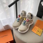 橙子出厂价 Louis Vuitton 路易威登 Lv休闲老爹鞋 弓形运动鞋 #饰扣版 大胆的前卫设计上富有个性的波浪形大底，风骚整个时尚圈，超符合新潮流新趋势