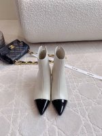 出厂价 Chane*新款粗跟短靴 每个女孩的心里都住着一个香奈儿 高雅精致简约为理念设计的拼色短靴 透露高端气息 上脚超级显瘦显腿长 高度也恰到好处 优雅又时髦