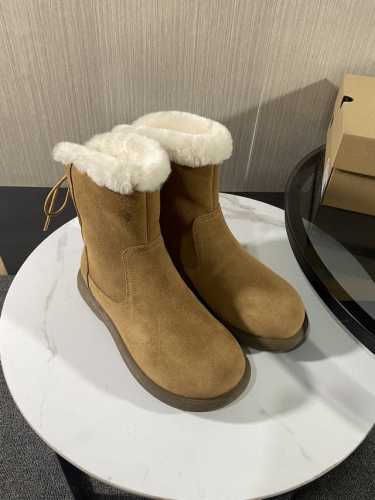 工厂价 Ugg韩式雪地靴升级版24年新款，Mra级摩卡星羊毛，顶级品质，反毛牛皮面料与羊毛的绝美匹配，简单大方的宽边缘橡胶鞋底，彰显不凡与大气，冬天极寒不怕断底