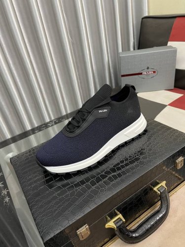 出厂价： 普拉达新款休闲运动鞋 时尚百搭， 版型简洁大气， 面料采用进口牛皮，羊皮内里，原版耐磨橡胶大底，独家新款，实物拍摄，三色可选，码数：38-443色可选