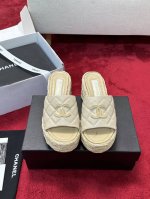 厂价 * 25P早秋最爆编织凉拖鞋专柜简直疯抢了，各大社交平台热门晒图，这期的走秀款绝对太帅了，绝对是这一季最热门的款式，专柜仙女们真的太识货了，不卡脚也不会磨