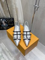 顶级版本 Louis Vuitton LV 路易威登 2025春夏尖头高跟鞋凉鞋鹰嘴小尖头搭配镂空老花皮条小方扣可调节松紧，Lv五金 “logo”饰以点缀，细节