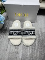 橙子出厂价 Dior 迪奥 秋冬新款刺绣字母毛毛拖鞋 码数：35-40