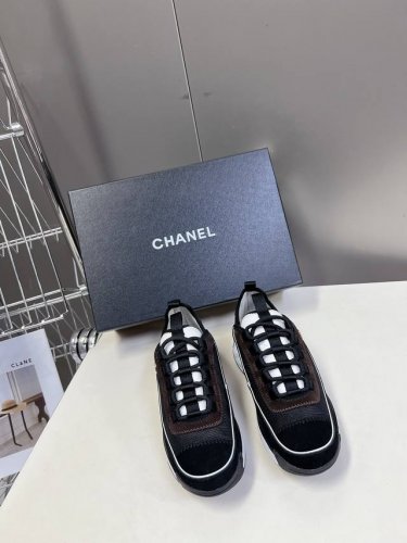CHANEL香奈儿经典运动鞋超级网红系！超多网红上脚，专柜超火香奈儿的世界一直是女生梦寐以求的，简约的隔板设计 超级演绎多重质感效果，最抢眼LOGO双C也是超爱