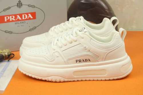 工厂价 高品质 Prada 普拉达新款上市著名奢侈品牌，专柜同步更新，意大利男鞋时尚杂志季刊封面主推款！鞋面采用意大利进口牛皮制作，透气网布内里。原版防滑轻质发
