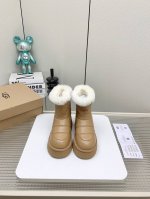 Ugg新款小马丁 今年的ugg开始不再那么单调啦 独特的时尚百搭元素 独特的前后包裹式设计 增添鞋款层次感 柔软发泡大底 回弹性好 上脚不累脚 耐折又耐磨 认准