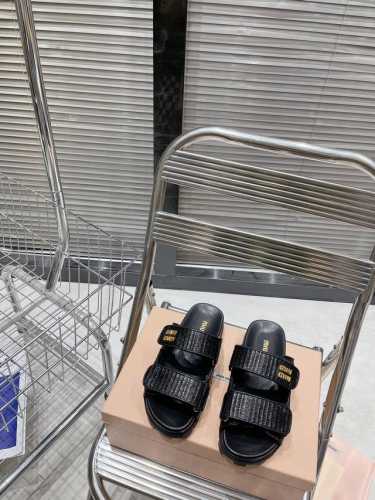 Miu Miu丨繆繆 24Ss 春夏新款 草编凉拖鞋 沙滩鞋 原版购入开发做货 草编凉鞋 夏日游玩必备 满足不同风格时髦人士的多种选择 标志性的miu Miu