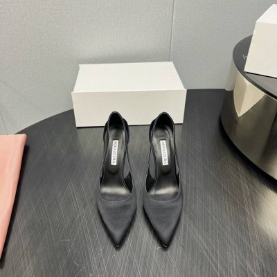 出厂:380《独家顶级版本》 aquazzura·菠萝25春夏最新爆款系列…… 【尖头高跟单鞋】 Aquazzura由设计师Edgardo Osorio在意大利