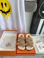 出厂价 Herm*S Fw22 New Arrival～ H家二舅拖鞋，鞋底加羊毛，设计上做了点加法，感觉非常迎合时下的时髦方式 鞋面牛皮，踩着毛毛，脚感超爽，