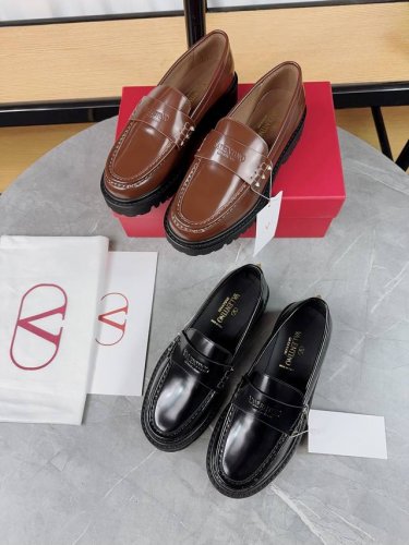 valentino 华伦天奴 新品 乐福鞋上新 valentino Garavani 的经典“Roman Stud”系列以全新的诠释方式首发！最新金色大铆钉元素