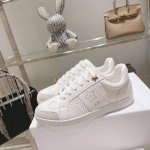 一眼就爱上的小白鞋D家 秋季新款这款Dior Star运动鞋延续经久不衰的轮廓，采用白色牛皮革精心制作，所以上脚会特别的舒服哦饰以同色调绒面革镶片金属星星装饰鞋