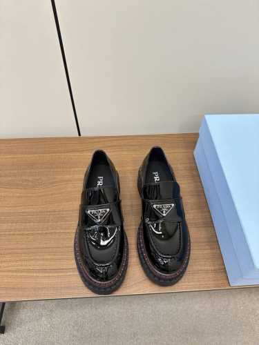 Prada-2024普拉达三角标乐福鞋 原版1:1定制，今年最潮的三角标一脚蹬英伦风复古乐福鞋。众多网红上脚，这款鞋，牛皮拼色，金属三角字母logo工艺，今年非