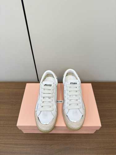 冲量价 Miumiu 24新款复古做旧休闲鞋 Miu Miu 缪缪24新款做旧复古休闲鞋 走秀后全球各大代购官网火爆上市. 仿旧复古擦色效果很随意不羁又能体现单