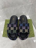 新款多色亚麻女士防水台拖鞋，GG标识于20世纪70年代开始使用，由始于30年代的早期Gucci钻石菱格纹演化而来，是Gucci颇具代表性的传统精髓。经以明艳色调