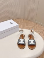 出厂 ，凉鞋款 Celine思琳2024春夏新款凯旋门英伦风平底微标凉鞋拖鞋系列 简约大气时髦，耐看不过时，是时尚圈永不退潮的经典所在，复古的英伦风格，气质非凡