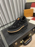 出厂价： 路易威登LV 新款男士休闲鞋最火爆的经典之做，鞋面采用意大利进口牛皮拼接品牌印花材料，舒适的内里+羊皮垫脚，时尚气息，独特品牌独特工艺。彰显了新一年度