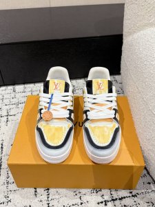 顶级版本 情侣款LV 路易威登L家 Trainer 25 冰裂纹 水洗工艺 新款 情侣款 休闲 运动鞋 滑板鞋 LV Trainer 运动鞋的灵感源自复古篮球鞋