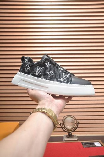 出厂价 LOUIS VUITTON 原单跑量价 水染牛皮内里 新款LV路易威登 * 顶级版本 LV经典潮鞋！选用进口原版牛皮 水染牛皮内里.原版耐磨橡胶大底！高