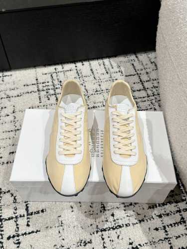 Maison Margiela 马吉拉 25 春夏 新款Sprinters运动鞋 轮廓采用做旧感尼龙与复古处理麂皮制成，灵感来源于复古跑鞋。通过做旧、缝线、拼接