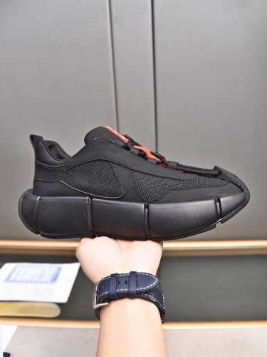 Prada 普拉达男士系带休闲运动鞋，鞋面牛皮拼接透气网面打造 柔软舒适透气 鞋舌装饰prada品牌字母标识 橡胶厚底与红标鞋舌相呼应 款式时尚大方 细节精工细