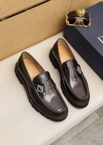 商品商标：Dior 迪奥 休闲皮鞋正码码数: 39-44 45订做 商品材料：精选 意大利进口头层开边珠牛皮鞋面+经典五金扣，进口水染牛皮内里。强烈立体视觉效果