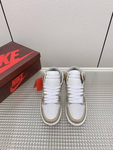 出 顶级代购版Air Jordan 1 Mid不掉钻的钻鞋，耐克乔一钻石鞋让鞋迷大开眼界，各种意想不到的设计创意，钻石配色方案给大家带来了很多惊喜，隐匿于鞋帮处