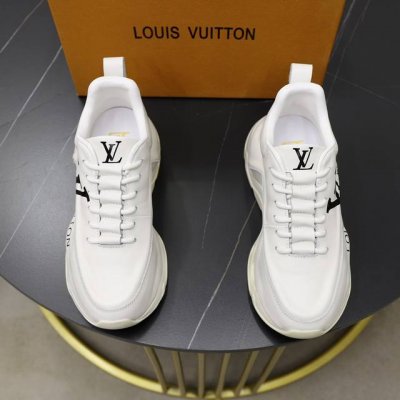 出厂价：品牌：Lv路易威登标准码：38-44 45订做等级：官网同款材料：原版面料 舒适羊皮内里 增高轻便耐磨柔软大底款式类别：男士时尚休闲鞋 跑步 运动鞋 尊