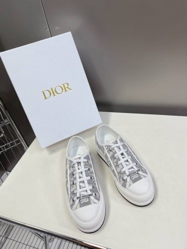 Dior迪奥春夏最新走秀款休闲厚底布鞋 专柜一鞋难求 金智秀同款超多网红明星种草 上脚炒鸡百搭、太古汇正品购入开发 高端定制鞋面材料、3D电绣纹立体布面，牛皮内