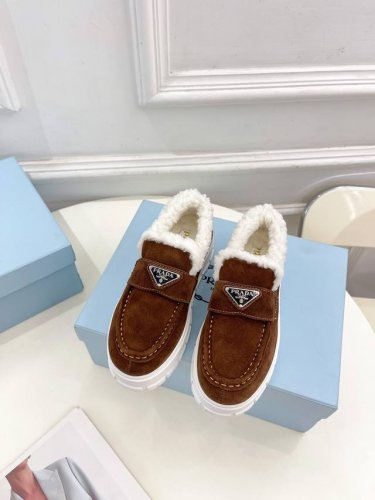 prada 普拉达 24 专柜走秀款秋冬新款休闲羊毛乐福鞋 鞋面：高定制麂皮绒面料 内里：进口羊毛里 大底：原版开模大底 鞋码: 35-39 34、40定做不退