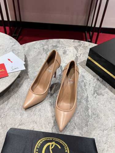 CL扣单鞋w. 本季新品是运动型 Kate，它是对标志性 Kate 高跟鞋的运动型改造。这款鞋采用漆皮柔软皮革分层，是适合城市生活的，这要归功于超舒适、柔软的鞋