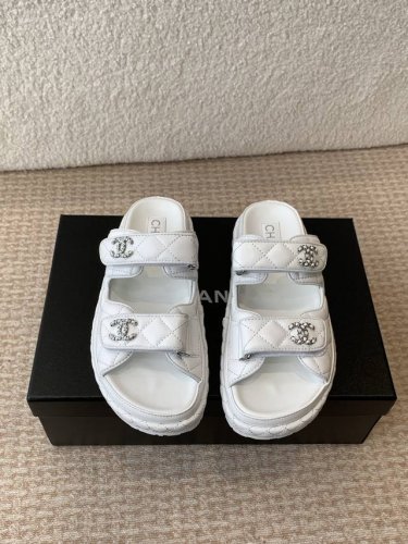 CHANEL2025春夏最新面料 专柜主推魔术贴沙滩凉鞋新色系列上新★★★★★ 众多明星网红上脚，国内外博主刷爆的一个百搭系列，春夏衣橱搭配必备 凉鞋首选. 鞋