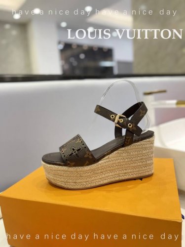 价格： LOUIS Vuitton 最新走秀款厚底凉鞋 香港原版购入一比一开模 今年的款式比去年增加激光元素 显得更为大牌 皮面款采用原版小牛皮 内里垫脚全羊皮