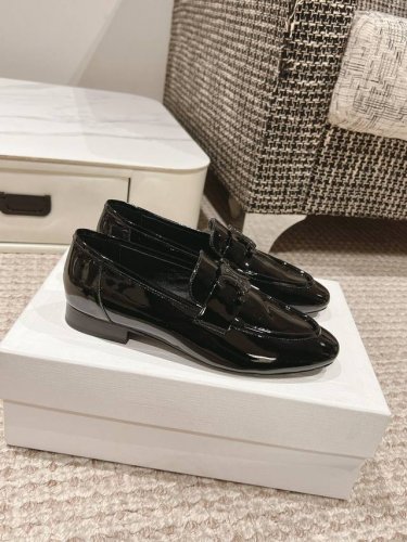 春夏新款 Celine 赛琳春夏新品凯旋门乐福鞋 英伦风 Style 非常高级的一款凯旋门五金扣设计极具品牌辨识度 鞋面：进口漆皮 内里：山羊皮、上脚非常舒适
