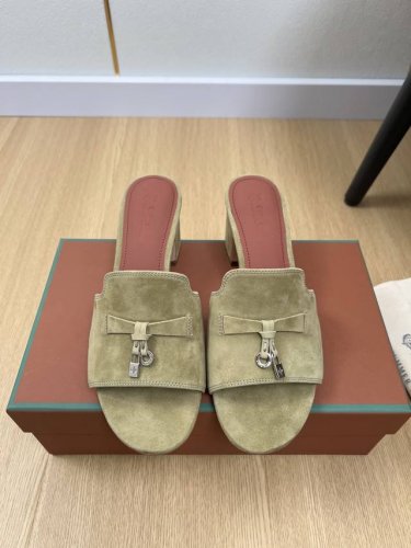 高版本 Loro Piana 2025L P2055春夏新品 专柜最新走秀款拖鞋系列泰裤辣！妥妥神器一枚 很有型 很轻便，脚感满分夏天真的太需要百搭鞋了，怎么搭