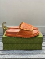Gucc* 高端品质 Size：38-44 45定制th 古奇 Gucc* L 联名款拖鞋，选用原版牛皮压纹，魔术贴设计。轻盈舒适 带来别致的色彩拼接效果。精准