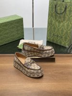 Gucci 古奇2024秋冬新品厚底水台马鞍扣 马衔扣坡跟乐福鞋 双g老花布 原版套楦 高端品质 品牌经典元素为这款精致的马衔扣乐福鞋注入隽永格调。光面皮与浅金