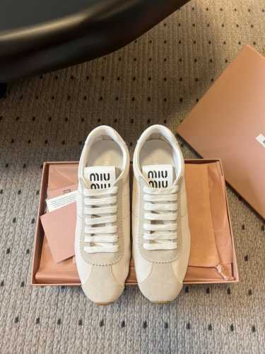顶级版本 Miumiu 25Ss 德训鞋运动鞋 暴走不累 好看又时尚 今年的Miu开了挂啦 每个都特别好看！小白鞋今年主推款 复古做旧时尚 简约高级 随意搭配