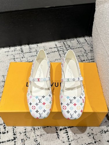村上隆 Takashi Murakami X Louis Vuitton Romy 25 最新 平跟 玛丽珍鞋 简约精致，高级感满满，尽显优雅气质～ 上脚超好看